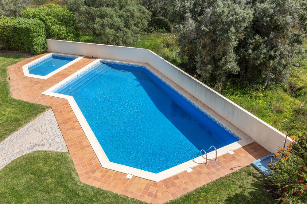 Piscine coque ou piscine maçonnée
